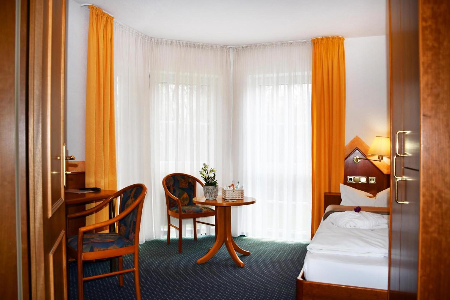 Hotel Schoene Aussicht Гіссен Екстер'єр фото
